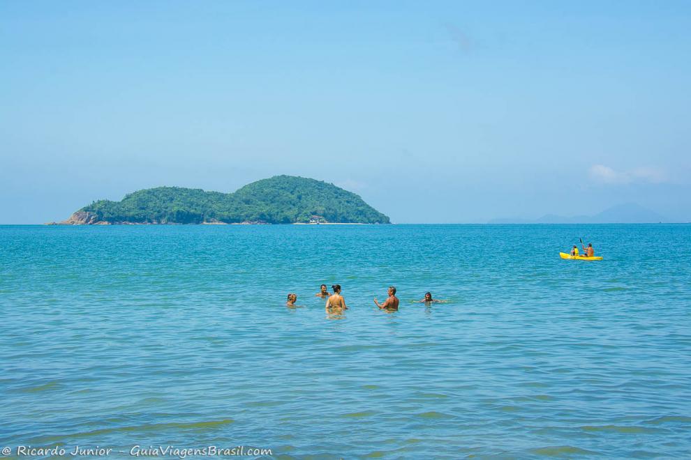 Imagem de amigos no mar da Praia da Almada.